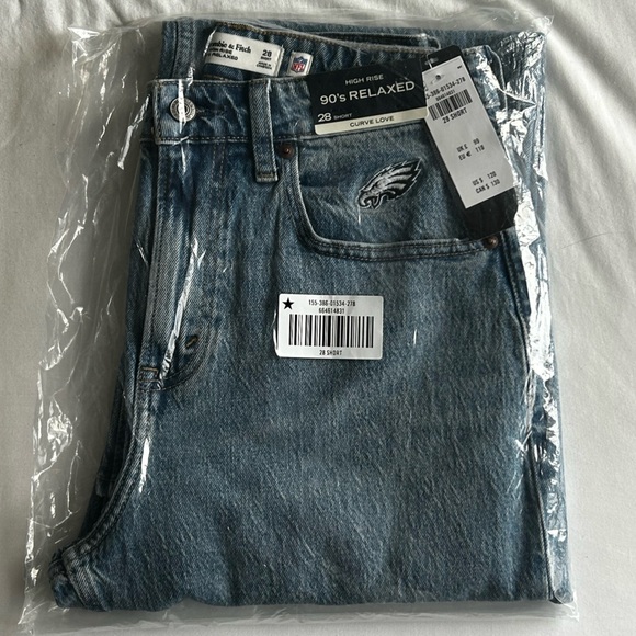 A&F NFL Curve Love High Rise 90s Relaxed Philadelphia Eagles Embroidered Jeans - Picture 11 of 11